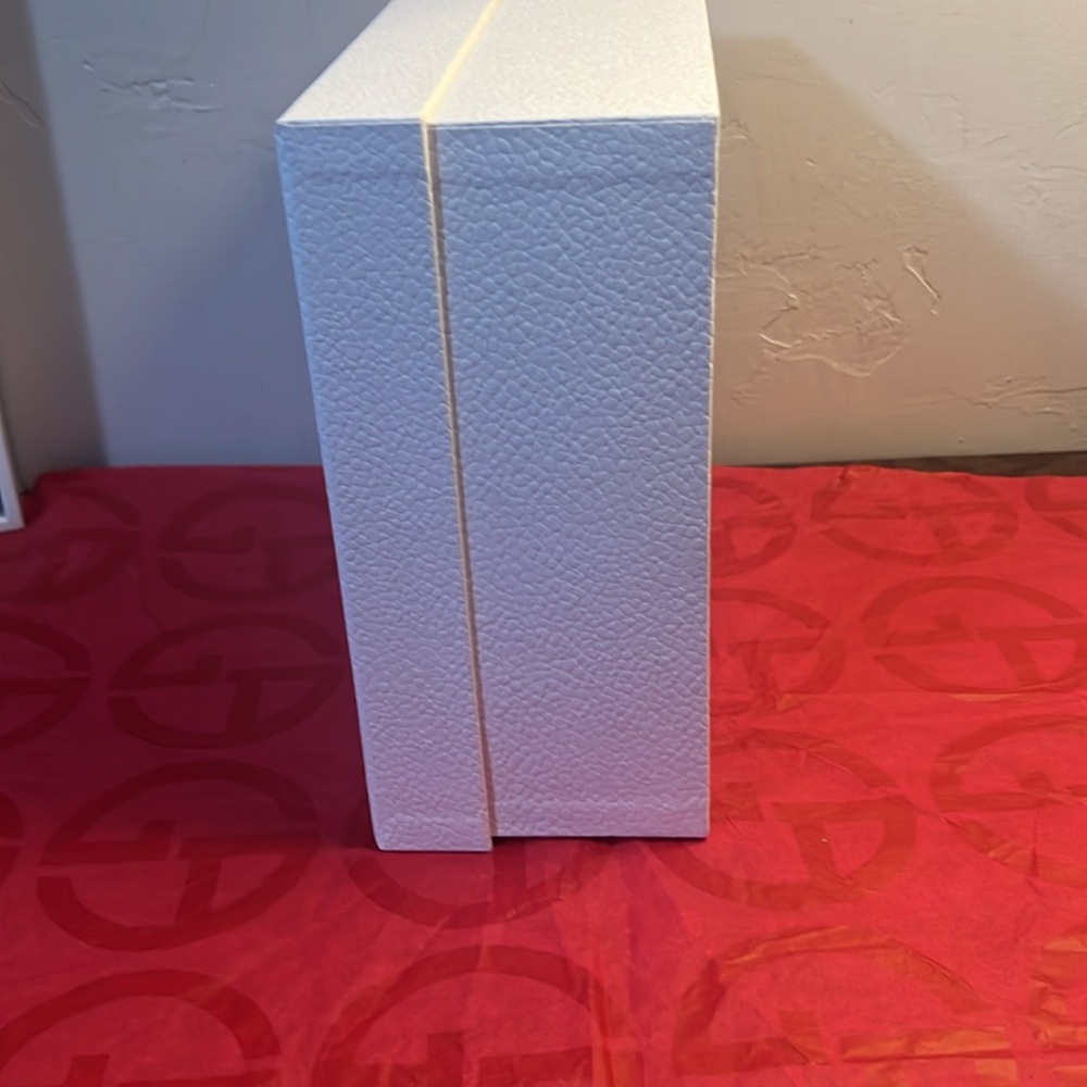 Dior White Textured Box - Picture 2 of 6